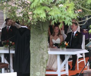 28-08-2008 SHOWBIZZ; PHIL COLLINS DOCHTER JOELEY TROUWT IN LEIDEN MET STEFAN BUITELAAR. De huwelijksplechtigheid was in Restaurant De Enghelberta Hoeve te Leiden. Vele buitenlandse gasten waren aanwezig oa. de ex van Phil Collins- zijn zoon - dochter en zijn beide laatste kinderen Nicolas van 6 jaar en Matthew van 4 jaar. Na de bruiloft ging het hele gezelschap varen door de Leidse grachten.
foto: Albert den Iseger.