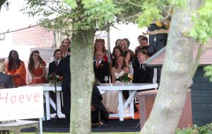 28-08-2008 SHOWBIZZ; PHIL COLLINS DOCHTER JOELEY TROUWT IN LEIDEN MET STEFAN BUITELAAR. De huwelijksplechtigheid was in Restaurant De Enghelberta Hoeve te Leiden. Vele buitenlandse gasten waren aanwezig oa. de ex van Phil Collins- zijn zoon - dochter en zijn beide laatste kinderen Nicolas van 6 jaar en Matthew van 4 jaar. Na de bruiloft ging het hele gezelschap varen door de Leidse grachten.
foto: Albert den Iseger.