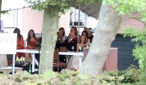 28-08-2008 SHOWBIZZ; PHIL COLLINS DOCHTER JOELEY TROUWT IN LEIDEN MET STEFAN BUITELAAR. De huwelijksplechtigheid was in Restaurant De Enghelberta Hoeve te Leiden. Vele buitenlandse gasten waren aanwezig oa. de ex van Phil Collins- zijn zoon - dochter en zijn beide laatste kinderen Nicolas van 6 jaar en Matthew van 4 jaar. Na de bruiloft ging het hele gezelschap varen door de Leidse grachten.
foto: Albert den Iseger.