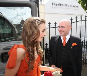 28-08-2008 SHOWBIZZ; PHIL COLLINS DOCHTER JOELEY TROUWT IN LEIDEN MET STEFAN BUITELAAR. De huwelijksplechtigheid was in Restaurant De Enghelberta Hoeve te Leiden. Vele buitenlandse gasten waren aanwezig oa. de ex van Phil Collins- zijn zoon - dochter en zijn beide laatste kinderen Nicolas van 6 jaar en Matthew van 4 jaar. Na de bruiloft ging het hele gezelschap varen door de Leidse grachten.
foto: Albert den Iseger.