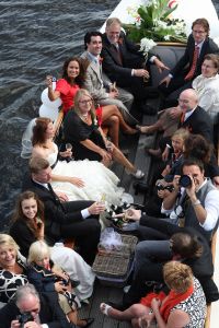 28-08-2008 SHOWBIZZ; PHIL COLLINS DOCHTER JOELEY TROUWT IN LEIDEN MET STEFAN BUITELAAR. De huwelijksplechtigheid was in Restaurant De Enghelberta Hoeve te Leiden. Vele buitenlandse gasten waren aanwezig oa. de ex van Phil Collins- zijn zoon - dochter en zijn beide laatste kinderen Nicolas van 6 jaar en Matthew van 4 jaar. Na de bruiloft ging het hele gezelschap varen door de Leidse grachten.
foto: Albert den Iseger.