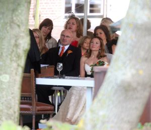 28-08-2008 SHOWBIZZ; PHIL COLLINS DOCHTER JOELEY TROUWT IN LEIDEN MET STEFAN BUITELAAR. De huwelijksplechtigheid was in Restaurant De Enghelberta Hoeve te Leiden. Vele buitenlandse gasten waren aanwezig oa. de ex van Phil Collins- zijn zoon - dochter en zijn beide laatste kinderen Nicolas van 6 jaar en Matthew van 4 jaar. Na de bruiloft ging het hele gezelschap varen door de Leidse grachten.
foto: Albert den Iseger.