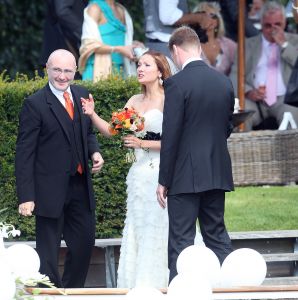 28-08-2008 SHOWBIZZ; PHIL COLLINS DOCHTER JOELEY TROUWT IN LEIDEN MET STEFAN BUITELAAR. De huwelijksplechtigheid was in Restaurant De Enghelberta Hoeve te Leiden. Vele buitenlandse gasten waren aanwezig oa. de ex van Phil Collins- zijn zoon - dochter en zijn beide laatste kinderen Nicolas van 6 jaar en Matthew van 4 jaar. Na de bruiloft ging het hele gezelschap varen door de Leidse grachten.
foto: Albert den Iseger.