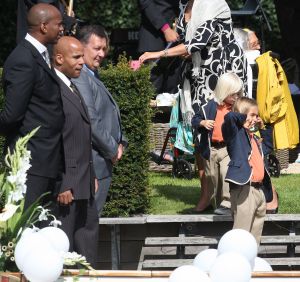 28-08-2008 SHOWBIZZ; PHIL COLLINS DOCHTER JOELEY TROUWT IN LEIDEN MET STEFAN BUITELAAR. De huwelijksplechtigheid was in Restaurant De Enghelberta Hoeve te Leiden. Vele buitenlandse gasten waren aanwezig oa. de ex van Phil Collins- zijn zoon - dochter en zijn beide laatste kinderen Nicolas van 6 jaar en Matthew van 4 jaar. Na de bruiloft ging het hele gezelschap varen door de Leidse grachten.
foto: Albert den Iseger.