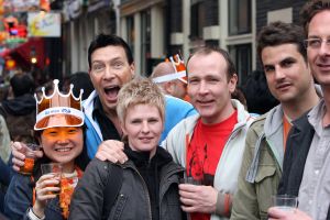 30-04-2008 SHOWBIZZ; KONINKLIJKE DAG WERD WEER GROOTS GEVIERD IN AMSTERDAM. 30 April is de dag dat Amsterdam op zijn kop gaat. Iedereen viert feest en iedereen is gelijk en blij.
foto: Albert den Iseger.