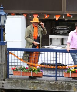 30-04-2008 SHOWBIZZ; KONINKLIJKE DAG WERD WEER GROOTS GEVIERD IN AMSTERDAM. 30 April is de dag dat Amsterdam op zijn kop gaat. Iedereen viert feest en iedereen is gelijk en blij.
foto: Albert den Iseger.