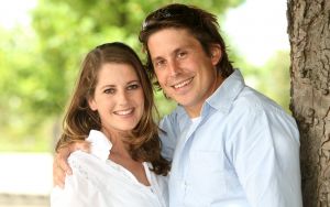 23-08-2008 SHOWBIZZ; LODEWIJK HOEKSTRA MET VROUW EN DOCHTER MEER DAN GELUKKIG. De tuinman van het tv programma eigen huis en tuin is meer dan gelukkig met zijn vrouw Kristel en dochter Dize. Heerlijk in mijn spaarzame vrije tijd lekker met vrouw en dochter uit of lekker wandelen. We hebben pas een nieuw huis gekocht in het Gooi waar we van de winter naar toe zullen verhuizen, er moet nog het een en ander aan verbouwd worden en natuurlijk komt er dan een pracht van een tuin bij.
foto: Albert den Iseger.