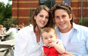 23-08-2008 SHOWBIZZ; LODEWIJK HOEKSTRA MET VROUW EN DOCHTER MEER DAN GELUKKIG. De tuinman van het tv programma eigen huis en tuin is meer dan gelukkig met zijn vrouw Kristel en dochter Dize. Heerlijk in mijn spaarzame vrije tijd lekker met vrouw en dochter uit of lekker wandelen. We hebben pas een nieuw huis gekocht in het Gooi waar we van de winter naar toe zullen verhuizen, er moet nog het een en ander aan verbouwd worden en natuurlijk komt er dan een pracht van een tuin bij.
foto: Albert den Iseger.