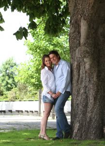23-08-2008 SHOWBIZZ; LODEWIJK HOEKSTRA MET VROUW EN DOCHTER MEER DAN GELUKKIG. De tuinman van het tv programma eigen huis en tuin is meer dan gelukkig met zijn vrouw Kristel en dochter Dize. Heerlijk in mijn spaarzame vrije tijd lekker met vrouw en dochter uit of lekker wandelen. We hebben pas een nieuw huis gekocht in het Gooi waar we van de winter naar toe zullen verhuizen, er moet nog het een en ander aan verbouwd worden en natuurlijk komt er dan een pracht van een tuin bij.
foto: Albert den Iseger.