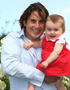 23-08-2008 SHOWBIZZ; LODEWIJK HOEKSTRA MET VROUW EN DOCHTER MEER DAN GELUKKIG. De tuinman van het tv programma eigen huis en tuin is meer dan gelukkig met zijn vrouw Kristel en dochter Dize. Heerlijk in mijn spaarzame vrije tijd lekker met vrouw en dochter uit of lekker wandelen. We hebben pas een nieuw huis gekocht in het Gooi waar we van de winter naar toe zullen verhuizen, er moet nog het een en ander aan verbouwd worden en natuurlijk komt er dan een pracht van een tuin bij.
foto: Albert den Iseger.