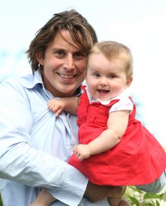 23-08-2008 SHOWBIZZ; LODEWIJK HOEKSTRA MET VROUW EN DOCHTER MEER DAN GELUKKIG. De tuinman van het tv programma eigen huis en tuin is meer dan gelukkig met zijn vrouw Kristel en dochter Dize. Heerlijk in mijn spaarzame vrije tijd lekker met vrouw en dochter uit of lekker wandelen. We hebben pas een nieuw huis gekocht in het Gooi waar we van de winter naar toe zullen verhuizen, er moet nog het een en ander aan verbouwd worden en natuurlijk komt er dan een pracht van een tuin bij.
foto: Albert den Iseger.
