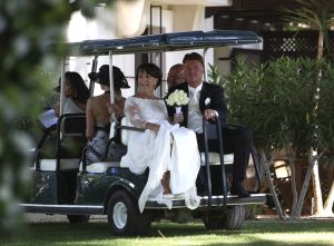 13-08-2008 SHOWBIZZ; LOUIS VAN GAAL EN TRUUS  OPMEER TROUWEN IN DE ALGARVE PORTUGAL. Voetbal trainer Louis van Gaal is vrijdag jl. getrouwd met Truus Opmeer. De AZ trainer gaf zijn ja woord in de Algarve. Het paar werd in het echt verbonden door vriend Harry Groen  burgemeester van Noordwijk. Zijn dochters mochten hun vader symbolische weggeven. Het bruidspaar vormen al 12 en half  jaar een hecht koppel. Prive was er bij en deze week exclusief de foto s in uw weekblad.
foto: Albert den Iseger.