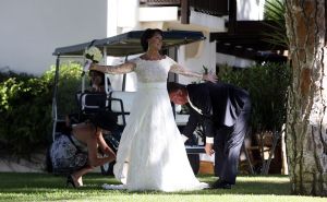 13-08-2008 SHOWBIZZ; LOUIS VAN GAAL EN TRUUS  OPMEER TROUWEN IN DE ALGARVE PORTUGAL. Voetbal trainer Louis van Gaal is vrijdag jl. getrouwd met Truus Opmeer. De AZ trainer gaf zijn ja woord in de Algarve. Het paar werd in het echt verbonden door vriend Harry Groen  burgemeester van Noordwijk. Zijn dochters mochten hun vader symbolische weggeven. Het bruidspaar vormen al 12 en half  jaar een hecht koppel. Prive was er bij en deze week exclusief de foto s in uw weekblad.
foto: Albert den Iseger.