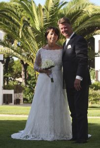 13-08-2008 SHOWBIZZ; LOUIS VAN GAAL EN TRUUS  OPMEER TROUWEN IN DE ALGARVE PORTUGAL. Voetbal trainer Louis van Gaal is vrijdag jl. getrouwd met Truus Opmeer. De AZ trainer gaf zijn ja woord in de Algarve. Het paar werd in het echt verbonden door vriend Harry Groen  burgemeester van Noordwijk. Zijn dochters mochten hun vader symbolische weggeven. Het bruidspaar vormen al 12 en half  jaar een hecht koppel. Prive was er bij en deze week exclusief de foto s in uw weekblad.
foto: Albert den Iseger.