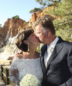 13-08-2008 SHOWBIZZ; LOUIS VAN GAAL EN TRUUS  OPMEER TROUWEN IN DE ALGARVE PORTUGAL. Voetbal trainer Louis van Gaal is vrijdag jl. getrouwd met Truus Opmeer. De AZ trainer gaf zijn ja woord in de Algarve. Het paar werd in het echt verbonden door vriend Harry Groen  burgemeester van Noordwijk. Zijn dochters mochten hun vader symbolische weggeven. Het bruidspaar vormen al 12 en half  jaar een hecht koppel. Prive was er bij en deze week exclusief de foto s in uw weekblad.
foto: Albert den Iseger.