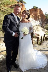 13-08-2008 SHOWBIZZ; LOUIS VAN GAAL EN TRUUS  OPMEER TROUWEN IN DE ALGARVE PORTUGAL. Voetbal trainer Louis van Gaal is vrijdag jl. getrouwd met Truus Opmeer. De AZ trainer gaf zijn ja woord in de Algarve. Het paar werd in het echt verbonden door vriend Harry Groen  burgemeester van Noordwijk. Zijn dochters mochten hun vader symbolische weggeven. Het bruidspaar vormen al 12 en half  jaar een hecht koppel. Prive was er bij en deze week exclusief de foto s in uw weekblad.
foto: Albert den Iseger.