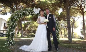 13-08-2008 SHOWBIZZ; LOUIS VAN GAAL EN TRUUS  OPMEER TROUWEN IN DE ALGARVE PORTUGAL. Voetbal trainer Louis van Gaal is vrijdag jl. getrouwd met Truus Opmeer. De AZ trainer gaf zijn ja woord in de Algarve. Het paar werd in het echt verbonden door vriend Harry Groen  burgemeester van Noordwijk. Zijn dochters mochten hun vader symbolische weggeven. Het bruidspaar vormen al 12 en half  jaar een hecht koppel. Prive was er bij en deze week exclusief de foto s in uw weekblad.
foto: Albert den Iseger.