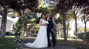 13-08-2008 SHOWBIZZ; LOUIS VAN GAAL EN TRUUS  OPMEER TROUWEN IN DE ALGARVE PORTUGAL. Voetbal trainer Louis van Gaal is vrijdag jl. getrouwd met Truus Opmeer. De AZ trainer gaf zijn ja woord in de Algarve. Het paar werd in het echt verbonden door vriend Harry Groen  burgemeester van Noordwijk. Zijn dochters mochten hun vader symbolische weggeven. Het bruidspaar vormen al 12 en half  jaar een hecht koppel. Prive was er bij en deze week exclusief de foto s in uw weekblad.
foto: Albert den Iseger.