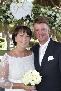 13-08-2008 SHOWBIZZ; LOUIS VAN GAAL EN TRUUS  OPMEER TROUWEN IN DE ALGARVE PORTUGAL. Voetbal trainer Louis van Gaal is vrijdag jl. getrouwd met Truus Opmeer. De AZ trainer gaf zijn ja woord in de Algarve. Het paar werd in het echt verbonden door vriend Harry Groen  burgemeester van Noordwijk. Zijn dochters mochten hun vader symbolische weggeven. Het bruidspaar vormen al 12 en half  jaar een hecht koppel. Prive was er bij en deze week exclusief de foto s in uw weekblad.
foto: Albert den Iseger.