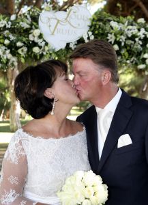 13-08-2008 SHOWBIZZ; LOUIS VAN GAAL EN TRUUS  OPMEER TROUWEN IN DE ALGARVE PORTUGAL. Voetbal trainer Louis van Gaal is vrijdag jl. getrouwd met Truus Opmeer. De AZ trainer gaf zijn ja woord in de Algarve. Het paar werd in het echt verbonden door vriend Harry Groen  burgemeester van Noordwijk. Zijn dochters mochten hun vader symbolische weggeven. Het bruidspaar vormen al 12 en half  jaar een hecht koppel. Prive was er bij en deze week exclusief de foto s in uw weekblad.
foto: Albert den Iseger.