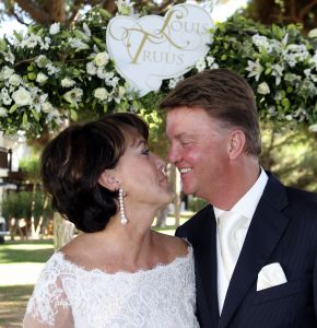 13-08-2008 SHOWBIZZ; LOUIS VAN GAAL EN TRUUS  OPMEER TROUWEN IN DE ALGARVE PORTUGAL. Voetbal trainer Louis van Gaal is vrijdag jl. getrouwd met Truus Opmeer. De AZ trainer gaf zijn ja woord in de Algarve. Het paar werd in het echt verbonden door vriend Harry Groen  burgemeester van Noordwijk. Zijn dochters mochten hun vader symbolische weggeven. Het bruidspaar vormen al 12 en half  jaar een hecht koppel. Prive was er bij en deze week exclusief de foto s in uw weekblad.
foto: Albert den Iseger.
