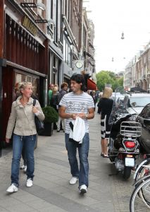31-08-2008 SHOWBIZZ; LUIS SUAREZ DOET OOK ZIJN BOODSCHAPPEN IN DE P.C HOOFDSTRAAT. De voetballer van Ajax doet samen met zijn vriendin boodschappen in de P.C.Hoofdstraat te Amsterdam. 
foto: Albert den Iseger