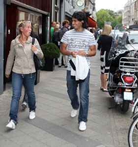 31-08-2008 SHOWBIZZ; LUIS SUAREZ DOET OOK ZIJN BOODSCHAPPEN IN DE P.C HOOFDSTRAAT. De voetballer van Ajax doet samen met zijn vriendin boodschappen in de P.C.Hoofdstraat te Amsterdam. 
foto: Albert den Iseger