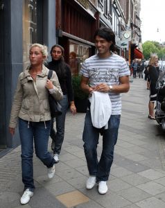 31-08-2008 SHOWBIZZ; LUIS SUAREZ DOET OOK ZIJN BOODSCHAPPEN IN DE P.C HOOFDSTRAAT. De voetballer van Ajax doet samen met zijn vriendin boodschappen in de P.C.Hoofdstraat te Amsterdam. 
foto: Albert den Iseger
