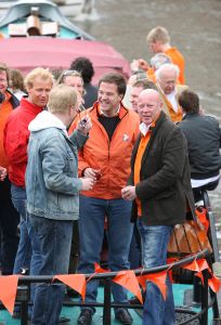 30-04-2008 SHOWBIZZ; KONINKLIJKE DAG WERD WEER GROOTS GEVIERD IN AMSTERDAM. 30 April is de dag dat Amsterdam op zijn kop gaat. Iedereen viert feest en iedereen is gelijk en blij.
foto: Albert den Iseger.