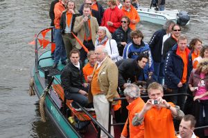 30-04-2008 SHOWBIZZ; KONINKLIJKE DAG WERD WEER GROOTS GEVIERD IN AMSTERDAM. 30 April is de dag dat Amsterdam op zijn kop gaat. Iedereen viert feest en iedereen is gelijk en blij.
foto: Albert den Iseger.