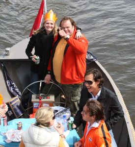30-04-2008 SHOWBIZZ; KONINKLIJKE DAG WERD WEER GROOTS GEVIERD IN AMSTERDAM. 30 April is de dag dat Amsterdam op zijn kop gaat. Iedereen viert feest en iedereen is gelijk en blij.
foto: Albert den Iseger.