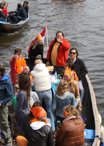 30-04-2008 SHOWBIZZ; KONINKLIJKE DAG WERD WEER GROOTS GEVIERD IN AMSTERDAM. 30 April is de dag dat Amsterdam op zijn kop gaat. Iedereen viert feest en iedereen is gelijk en blij.
foto: Albert den Iseger.