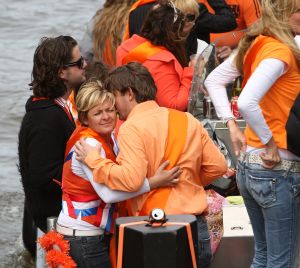 30-04-2008 SHOWBIZZ; KONINKLIJKE DAG WERD WEER GROOTS GEVIERD IN AMSTERDAM. 30 April is de dag dat Amsterdam op zijn kop gaat. Iedereen viert feest en iedereen is gelijk en blij.
foto: Albert den Iseger.