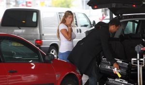 29-08-2008 SHOWBIZZ; RUUD EN ESTELLE GULLIT TERUG IN NEDERLAND MAAR WONEN OP ANDER ADRES. Omdat tijdens hun verblijf in de States een waterleiding was gesprongen in hun villa en deze drie dagen had lopen spuiten was het onmogelijk terug te keren naar hun huis en verblijven zij nu in de flat waar zij hebben gewoond toen zij elkaar net kenden. De ravage in hun eigen villa is zo groot dat het zeker maanden gaat duren voordat het weer bewoonbaar is. Dus het is een paar maanden wonen in ons oude liefdesnestje aldus Ruud.
Foto: Albert den Iseger.