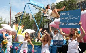 06-08-2009 SHOWBIZZ; GAY PRIDE AMSTERDAM TREKT MEER DAN 600.000 BEZOEKERS. Een giga festijn de 2009 Gay Pride in Amsterdam, duizenden bootjes, honderdduizenden bezoekers en een Sinterklaas die na het uur moest worden opgenomen met wel heel vreemde verschijnselen, en als wij de media moeten geloven na het drinken van een wodkaatje. Wij weten beter want wij waren er smorgens vroeg al bij,plaats van alle verrassingen De Westerdok haven.Toen was het nog niet heet, er waaide een heerlijk windje en de aanwezige BNers hadden er zin in, zelfs Sint Nicolaas of te wel Gordon. Menig drankje gleed naar binnen voordat de boten vertrokken richting de Prinsengracht. Als dat maar goed gaat dacht ik nog. En het ging niet goed, Sint Nicolaas werd witter dan wit en werd lieftallig verzorgd door de dames met ijsklontjes. Niks hitte beroerte of een schommelende boot, zware mijter of Sinterklaaspak van velours. Gordon droeg een wit katoenen pantalon en een katoenen hemt met inderdaad een mantel die helemaal los hing. Niks bevangen door de hitte, andere oorzaken dwongen hem tot stoppen van de Stoompoot boot. Sinterklaas werd afgevoerd in een ambulance voor verder onderzoek. Zondag avond was Gordon weer van de partij om de Gay Pride party te besluiten met een optreden. Al met al weer een zeer bewogen weekend voor vele mensen.
foto: Albert den Iseger