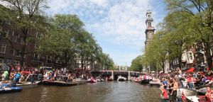 06-08-2009 SHOWBIZZ; GAY PRIDE AMSTERDAM TREKT MEER DAN 600.000 BEZOEKERS. Een giga festijn de 2009 Gay Pride in Amsterdam, duizenden bootjes, honderdduizenden bezoekers en een Sinterklaas die na het uur moest worden opgenomen met wel heel vreemde verschijnselen, en als wij de media moeten geloven na het drinken van een wodkaatje. Wij weten beter want wij waren er smorgens vroeg al bij,plaats van alle verrassingen De Westerdok haven.Toen was het nog niet heet, er waaide een heerlijk windje en de aanwezige BNers hadden er zin in, zelfs Sint Nicolaas of te wel Gordon. Menig drankje gleed naar binnen voordat de boten vertrokken richting de Prinsengracht. Als dat maar goed gaat dacht ik nog. En het ging niet goed, Sint Nicolaas werd witter dan wit en werd lieftallig verzorgd door de dames met ijsklontjes. Niks hitte beroerte of een schommelende boot, zware mijter of Sinterklaaspak van velours. Gordon droeg een wit katoenen pantalon en een katoenen hemt met inderdaad een mantel die helemaal los hing. Niks bevangen door de hitte, andere oorzaken dwongen hem tot stoppen van de Stoompoot boot. Sinterklaas werd afgevoerd in een ambulance voor verder onderzoek. Zondag avond was Gordon weer van de partij om de Gay Pride party te besluiten met een optreden. Al met al weer een zeer bewogen weekend voor vele mensen.
foto: Albert den Iseger