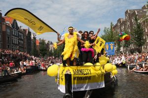 06-08-2009 SHOWBIZZ; GAY PRIDE AMSTERDAM TREKT MEER DAN 600.000 BEZOEKERS. Een giga festijn de 2009 Gay Pride in Amsterdam, duizenden bootjes, honderdduizenden bezoekers en een Sinterklaas die na het uur moest worden opgenomen met wel heel vreemde verschijnselen, en als wij de media moeten geloven na het drinken van een wodkaatje. Wij weten beter want wij waren er smorgens vroeg al bij,plaats van alle verrassingen De Westerdok haven.Toen was het nog niet heet, er waaide een heerlijk windje en de aanwezige BNers hadden er zin in, zelfs Sint Nicolaas of te wel Gordon. Menig drankje gleed naar binnen voordat de boten vertrokken richting de Prinsengracht. Als dat maar goed gaat dacht ik nog. En het ging niet goed, Sint Nicolaas werd witter dan wit en werd lieftallig verzorgd door de dames met ijsklontjes. Niks hitte beroerte of een schommelende boot, zware mijter of Sinterklaaspak van velours. Gordon droeg een wit katoenen pantalon en een katoenen hemt met inderdaad een mantel die helemaal los hing. Niks bevangen door de hitte, andere oorzaken dwongen hem tot stoppen van de Stoompoot boot. Sinterklaas werd afgevoerd in een ambulance voor verder onderzoek. Zondag avond was Gordon weer van de partij om de Gay Pride party te besluiten met een optreden. Al met al weer een zeer bewogen weekend voor vele mensen.
foto: Albert den Iseger