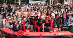 06-08-2009 SHOWBIZZ; GAY PRIDE AMSTERDAM TREKT MEER DAN 600.000 BEZOEKERS. Een giga festijn de 2009 Gay Pride in Amsterdam, duizenden bootjes, honderdduizenden bezoekers en een Sinterklaas die na het uur moest worden opgenomen met wel heel vreemde verschijnselen, en als wij de media moeten geloven na het drinken van een wodkaatje. Wij weten beter want wij waren er smorgens vroeg al bij,plaats van alle verrassingen De Westerdok haven.Toen was het nog niet heet, er waaide een heerlijk windje en de aanwezige BNers hadden er zin in, zelfs Sint Nicolaas of te wel Gordon. Menig drankje gleed naar binnen voordat de boten vertrokken richting de Prinsengracht. Als dat maar goed gaat dacht ik nog. En het ging niet goed, Sint Nicolaas werd witter dan wit en werd lieftallig verzorgd door de dames met ijsklontjes. Niks hitte beroerte of een schommelende boot, zware mijter of Sinterklaaspak van velours. Gordon droeg een wit katoenen pantalon en een katoenen hemt met inderdaad een mantel die helemaal los hing. Niks bevangen door de hitte, andere oorzaken dwongen hem tot stoppen van de Stoompoot boot. Sinterklaas werd afgevoerd in een ambulance voor verder onderzoek. Zondag avond was Gordon weer van de partij om de Gay Pride party te besluiten met een optreden. Al met al weer een zeer bewogen weekend voor vele mensen.
foto: Albert den Iseger