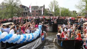 06-08-2009 SHOWBIZZ; GAY PRIDE AMSTERDAM TREKT MEER DAN 600.000 BEZOEKERS. Een giga festijn de 2009 Gay Pride in Amsterdam, duizenden bootjes, honderdduizenden bezoekers en een Sinterklaas die na het uur moest worden opgenomen met wel heel vreemde verschijnselen, en als wij de media moeten geloven na het drinken van een wodkaatje. Wij weten beter want wij waren er smorgens vroeg al bij,plaats van alle verrassingen De Westerdok haven.Toen was het nog niet heet, er waaide een heerlijk windje en de aanwezige BNers hadden er zin in, zelfs Sint Nicolaas of te wel Gordon. Menig drankje gleed naar binnen voordat de boten vertrokken richting de Prinsengracht. Als dat maar goed gaat dacht ik nog. En het ging niet goed, Sint Nicolaas werd witter dan wit en werd lieftallig verzorgd door de dames met ijsklontjes. Niks hitte beroerte of een schommelende boot, zware mijter of Sinterklaaspak van velours. Gordon droeg een wit katoenen pantalon en een katoenen hemt met inderdaad een mantel die helemaal los hing. Niks bevangen door de hitte, andere oorzaken dwongen hem tot stoppen van de Stoompoot boot. Sinterklaas werd afgevoerd in een ambulance voor verder onderzoek. Zondag avond was Gordon weer van de partij om de Gay Pride party te besluiten met een optreden. Al met al weer een zeer bewogen weekend voor vele mensen.
foto: Albert den Iseger