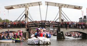 06-08-2009 SHOWBIZZ; GAY PRIDE AMSTERDAM TREKT MEER DAN 600.000 BEZOEKERS. Een giga festijn de 2009 Gay Pride in Amsterdam, duizenden bootjes, honderdduizenden bezoekers en een Sinterklaas die na het uur moest worden opgenomen met wel heel vreemde verschijnselen, en als wij de media moeten geloven na het drinken van een wodkaatje. Wij weten beter want wij waren er smorgens vroeg al bij,plaats van alle verrassingen De Westerdok haven.Toen was het nog niet heet, er waaide een heerlijk windje en de aanwezige BNers hadden er zin in, zelfs Sint Nicolaas of te wel Gordon. Menig drankje gleed naar binnen voordat de boten vertrokken richting de Prinsengracht. Als dat maar goed gaat dacht ik nog. En het ging niet goed, Sint Nicolaas werd witter dan wit en werd lieftallig verzorgd door de dames met ijsklontjes. Niks hitte beroerte of een schommelende boot, zware mijter of Sinterklaaspak van velours. Gordon droeg een wit katoenen pantalon en een katoenen hemt met inderdaad een mantel die helemaal los hing. Niks bevangen door de hitte, andere oorzaken dwongen hem tot stoppen van de Stoompoot boot. Sinterklaas werd afgevoerd in een ambulance voor verder onderzoek. Zondag avond was Gordon weer van de partij om de Gay Pride party te besluiten met een optre06-08-2009 SHOWBIZZ; GAY PRIDE AMSTERDAM TREKT MEER DAN 600.000 BEZOEKERS. Een giga festijn de 2009 Gay Pride in Amsterdam, duizenden bootjes, honderdduizenden bezoekers en een Sinterklaas die na het uur moest worden opgenomen met wel heel vreemde verschijnselen, en als wij de media moeten geloven na het drinken van een wodkaatje. Wij weten beter want wij waren er smorgens vroeg al bij,plaats van alle verrassingen De Westerdok haven.Toen was het nog niet heet, er waaide een heerlijk windje en de aanwezige BNers hadden er zin in, zelfs Sint Nicolaas of te wel Gordon. Menig drankje gleed naar binnen voordat de boten vertrokken richting de Prinsengracht. Als dat maar goed gaat dacht ik nog. En het ging niet goed, Sint Nicolaas werd witter dan wit en werd lieftallig verzorgd door de dames met ijsklontjes. Niks hitte beroerte of een schommelende boot, zware mijter of Sinterklaaspak van velours. Gordon droeg een wit katoenen pantalon en een katoenen hemt met inderdaad een mantel die helemaal los hing. Niks bevangen door de hitte, andere oorzaken dwongen hem tot stoppen van de Stoompoot boot. Sinterklaas werd afgevoerd in een ambulance voor verder onderzoek. Zondag avond was Gordon weer van de partij om de Gay Pride party te besluiten met een optreden. Al met al weer een zeer bewogen weekend voor vele mensen.
foto: Albert den Isegerden. Al met al weer een zeer bewogen weekend voor vele mensen.
foto: Albert den Iseger