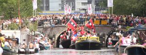 06-08-2009 SHOWBIZZ; GAY PRIDE AMSTERDAM TREKT MEER DAN 600.000 BEZOEKERS. Een giga festijn de 2009 Gay Pride in Amsterdam, duizenden bootjes, honderdduizenden bezoekers en een Sinterklaas die na het uur moest worden opgenomen met wel heel vreemde verschijnselen, en als wij de media moeten geloven na het drinken van een wodkaatje. Wij weten beter want wij waren er smorgens vroeg al bij,plaats van alle verrassingen De Westerdok haven.Toen was het nog niet heet, er waaide een heerlijk windje en de aanwezige BNers hadden er zin in, zelfs Sint Nicolaas of te wel Gordon. Menig drankje gleed naar binnen voordat de boten vertrokken richting de Prinsengracht. Als dat maar goed gaat dacht ik nog. En het ging niet goed, Sint Nicolaas werd witter dan wit en werd lieftallig verzorgd door de dames met ijsklontjes. Niks hitte beroerte of een schommelende boot, zware mijter of Sinterklaaspak van velours. Gordon droeg een wit katoenen pantalon en een katoenen hemt met inderdaad een mantel die helemaal los hing. Niks bevangen door de hitte, andere oorzaken dwongen hem tot stoppen van de Stoompoot boot. Sinterklaas werd afgevoerd in een ambulance voor verder onderzoek. Zondag avond was Gordon weer van de partij om de Gay Pride party te besluiten met een optreden. Al met al weer een zeer bewogen weekend voor vele mensen.
foto: Albert den Iseger