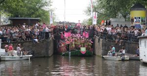 06-08-2009 SHOWBIZZ; GAY PRIDE AMSTERDAM TREKT MEER DAN 600.000 BEZOEKERS. Een giga festijn de 2009 Gay Pride in Amsterdam, duizenden bootjes, honderdduizenden bezoekers en een Sinterklaas die na het uur moest worden opgenomen met wel heel vreemde verschijnselen, en als wij de media moeten geloven na het drinken van een wodkaatje. Wij weten beter want wij waren er smorgens vroeg al bij,plaats van alle verrassingen De Westerdok haven.Toen was het nog niet heet, er waaide een heerlijk windje en de aanwezige BNers hadden er zin in, zelfs Sint Nicolaas of te wel Gordon. Menig drankje gleed naar binnen voordat de boten vertrokken richting de Prinsengracht. Als dat maar goed gaat dacht ik nog. En het ging niet goed, Sint Nicolaas werd witter dan wit en werd lieftallig verzorgd door de dames met ijsklontjes. Niks hitte beroerte of een schommelende boot, zware mijter of Sinterklaaspak van velours. Gordon droeg een wit katoenen pantalon en een katoenen hemt met inderdaad een mantel die helemaal los hing. Niks bevangen door de hitte, andere oorzaken dwongen hem tot stoppen van de Stoompoot boot. Sinterklaas werd afgevoerd in een ambulance voor verder onderzoek. Zondag avond was Gordon weer van de partij om de Gay Pride party te besluiten met een optreden. Al met al weer een zeer bewogen weekend voor vele mensen.
foto: Albert den Iseger