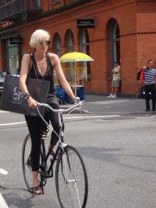 31-08-2009 SHOWBIZZ; TOP MODEL AGNESS DEYN FIETS HAAR RONDJE IN NEW YORK. Top model in New York en ver daar buiten Agness Deyn doet haar boodschappen per fiets in New York. Wij kwamen haar tegen in Soho de Chinese wijk in New York. Onwijs vriendelijk beantwoorde ze enkele vragen en op naar de volgende winkel, per fiets.
Foto: Albert den Iseger.