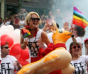 06-08-2009 SHOWBIZZ; GAY PRIDE AMSTERDAM TREKT MEER DAN 600.000 BEZOEKERS. Een giga festijn de 2009 Gay Pride in Amsterdam, duizenden bootjes, honderdduizenden bezoekers en een Sinterklaas die na het uur moest worden opgenomen met wel heel vreemde verschijnselen, en als wij de media moeten geloven na het drinken van een wodkaatje. Wij weten beter want wij waren er smorgens vroeg al bij,plaats van alle verrassingen De Westerdok haven.Toen was het nog niet heet, er waaide een heerlijk windje en de aanwezige BNers hadden er zin in, zelfs Sint Nicolaas of te wel Gordon. Menig drankje gleed naar binnen voordat de boten vertrokken richting de Prinsengracht. Als dat maar goed gaat dacht ik nog. En het ging niet goed, Sint Nicolaas werd witter dan wit en werd lieftallig verzorgd door de dames met ijsklontjes. Niks hitte beroerte of een schommelende boot, zware mijter of Sinterklaaspak van velours. Gordon droeg een wit katoenen pantalon en een katoenen hemt met inderdaad een mantel die helemaal los hing. Niks bevangen door de hitte, andere oorzaken dwongen hem tot stoppen van de Stoompoot boot. Sinterklaas werd afgevoerd in een ambulance voor verder onderzoek. Zondag avond was Gordon weer van de partij om de Gay Pride party te besluiten met een optreden. Al met al weer een zeer bewogen weekend voor vele mensen.
foto: Albert den Iseger