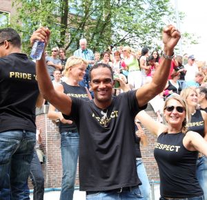 06-08-2009 SHOWBIZZ; GAY PRIDE AMSTERDAM TREKT MEER DAN 600.000 BEZOEKERS. Een giga festijn de 2009 Gay Pride in Amsterdam, duizenden bootjes, honderdduizenden bezoekers en een Sinterklaas die na het uur moest worden opgenomen met wel heel vreemde verschijnselen, en als wij de media moeten geloven na het drinken van een wodkaatje. Wij weten beter want wij waren er smorgens vroeg al bij,plaats van alle verrassingen De Westerdok haven.Toen was het nog niet heet, er waaide een heerlijk windje en de aanwezige BNers hadden er zin in, zelfs Sint Nicolaas of te wel Gordon. Menig drankje gleed naar binnen voordat de boten vertrokken richting de Prinsengracht. Als dat maar goed gaat dacht ik nog. En het ging niet goed, Sint Nicolaas werd witter dan wit en werd lieftallig verzorgd door de dames met ijsklontjes. Niks hitte beroerte of een schommelende boot, zware mijter of Sinterklaaspak van velours. Gordon droeg een wit katoenen pantalon en een katoenen hemt met inderdaad een mantel die helemaal los hing. Niks bevangen door de hitte, andere oorzaken dwongen hem tot stoppen van de Stoompoot boot. Sinterklaas werd afgevoerd in een ambulance voor verder onderzoek. Zondag avond was Gordon weer van de partij om de Gay Pride party te besluiten met een optreden. Al met al weer een zeer bewogen weekend voor vele mensen.
foto: Al06-08-2009 SHOWBIZZ; GAY PRIDE AMSTERDAM TREKT MEER DAN 600.000 BEZOEKERS. Een giga festijn de 2009 Gay Pride in Amsterdam, duizenden bootjes, honderdduizenden bezoekers en een Sinterklaas die na het uur moest worden opgenomen met wel heel vreemde verschijnselen, en als wij de media moeten geloven na het drinken van een wodkaatje. Wij weten beter want wij waren er smorgens vroeg al bij,plaats van alle verrassingen De Westerdok haven.Toen was het nog niet heet, er waaide een heerlijk windje en de aanwezige BNers hadden er zin in, zelfs Sint Nicolaas of te wel Gordon. Menig drankje gleed naar binnen voordat de boten vertrokken richting de Prinsengracht. Als dat maar goed gaat dacht ik nog. En het ging niet goed, Sint Nicolaas werd witter dan wit en werd lieftallig verzorgd door de dames met ijsklontjes. Niks hitte beroerte of een schommelende boot, zware mijter of Sinterklaaspak van velours. Gordon droeg een wit katoenen pantalon en een katoenen hemt met inderdaad een mantel die helemaal los hing. Niks bevangen door de hitte, andere oorzaken dwongen hem tot stoppen van de Stoompoot boot. Sinterklaas werd afgevoerd in een ambulance voor verder onderzoek. Zondag avond was Gordon weer van de partij om de Gay Pride party te besluiten met een optreden. Al met al weer een zeer bewogen weekend voor vele mensen.
foto: Albert den Isegerbert den Iseger