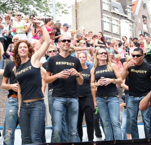 06-08-2009 SHOWBIZZ; GAY PRIDE AMSTERDAM TREKT MEER DAN 600.000 BEZOEKERS. Een giga festijn de 2009 Gay Pride in Amsterdam, duizenden bootjes, honderdduizenden bezoekers en een Sinterklaas die na het uur moest worden opgenomen met wel heel vreemde verschijnselen, en als wij de media moeten geloven na het drinken van een wodkaatje. Wij weten beter want wij waren er smorgens vroeg al bij,plaats van alle verrassingen De Westerdok haven.Toen was het nog niet heet, er waaide een heerlijk windje en de aanwezige BNers hadden er zin in, zelfs Sint Nicolaas of te wel Gordon. Menig drankje gleed naar binnen voordat de boten vertrokken richting de Prinsengracht. Als dat maar goed gaat dacht ik nog. En het ging niet goed, Sint Nicolaas werd witter dan wit en werd lieftallig verzorgd door de dames met ijsklontjes. Niks hitte beroerte of een schommelende boot, zware mijter of Sinterklaaspak van velours. Gordon droeg een wit katoenen pantalon en een katoenen hemt met inderdaad een mantel die helemaal los hing. Niks bevangen door de hitte, andere oorzaken dwongen hem tot stoppen van de Stoompoot boot. Sinterklaas werd afgevoerd in een ambulance voor verder onderzoek. Zondag avond was Gordon weer van de partij om de Gay Pride party te besluiten met een optreden. Al met al weer een zeer bewogen weekend voor vele mensen.
foto: Albert den Iseger