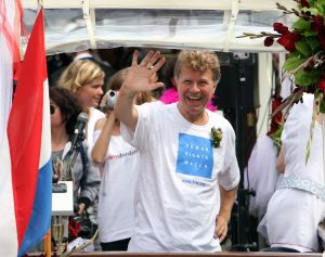 06-08-2009 SHOWBIZZ; GAY PRIDE AMSTERDAM TREKT MEER DAN 600.000 BEZOEKERS. Een giga festijn de 2009 Gay Pride in Amsterdam, duizenden bootjes, honderdduizenden bezoekers en een Sinterklaas die na het uur moest worden opgenomen met wel heel vreemde verschijnselen, en als wij de media moeten geloven na het drinken van een wodkaatje. Wij weten beter want wij waren er smorgens vroeg al bij,plaats van alle verrassingen De Westerdok haven.Toen was het nog niet heet, er waaide een heerlijk windje en de aanwezige BNers hadden er zin in, zelfs Sint Nicolaas of te wel Gordon. Menig drankje gleed naar binnen voordat de boten vertrokken richting de Prinsengracht. Als dat maar goed gaat dacht ik nog. En het ging niet goed, Sint Nicolaas werd witter dan wit en werd lieftallig verzorgd door de dames met ijsklontjes. Niks hitte beroerte of een schommelende boot, zware mijter of Sinterklaaspak van velours. Gordon droeg een wit katoenen pantalon en een katoenen hemt met inderdaad een mantel die helemaal los hing. Niks bevangen door de hitte, andere oorzaken dwongen hem tot stoppen van de Stoompoot boot. Sinterklaas werd afgevoerd in een ambulance voor verder onderzoek. Zondag avond was Gordon weer van de partij om de Gay Pride party te besluiten met een optreden. Al met al weer een zeer bewogen weekend voor vele mensen.
foto: Albert den Iseger