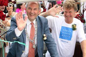 06-08-2009 SHOWBIZZ; GAY PRIDE AMSTERDAM TREKT MEER DAN 600.000 BEZOEKERS. Een giga festijn de 2009 Gay Pride in Amsterdam, duizenden bootjes, honderdduizenden bezoekers en een Sinterklaas die na het uur moest worden opgenomen met wel heel vreemde verschijnselen, en als wij de media moeten geloven na het drinken van een wodkaatje. Wij weten beter want wij waren er smorgens vroeg al bij,plaats van alle verrassingen De Westerdok haven.Toen was het nog niet heet, er waaide een heerlijk windje en de aanwezige BNers hadden er zin in, zelfs Sint Nicolaas of te wel Gordon. Menig drankje gleed naar binnen voordat de boten vertrokken richting de Prinsengracht. Als dat maar goed gaat dacht ik nog. En het ging niet goed, Sint Nicolaas werd witter dan wit en werd lieftallig verzorgd door de dames met ijsklontjes. Niks hitte beroerte of een schommelende boot, zware mijter of Sinterklaaspak van velours. Gordon droeg een wit katoenen pantalon en een katoenen hemt met inderdaad een mantel die helemaal los hing. Niks bevangen door de hitte, andere oorzaken dwongen hem tot stoppen van de Stoompoot boot. Sinterklaas werd afgevoerd in een ambulance voor verder onderzoek. Zondag avond was Gordon weer van de partij om de Gay Pride party te besluiten met een optreden. Al met al weer een zeer bewogen weekend voor vele mensen.
foto: Albert den Iseger