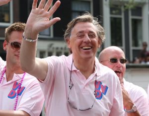 06-08-2009 SHOWBIZZ; GAY PRIDE AMSTERDAM TREKT MEER DAN 600.000 BEZOEKERS. Een giga festijn de 2009 Gay Pride in Amsterdam, duizenden bootjes, honderdduizenden bezoekers en een Sinterklaas die na het uur moest worden opgenomen met wel heel vreemde verschijnselen, en als wij de media moeten geloven na het drinken van een wodkaatje. Wij weten beter want wij waren er smorgens vroeg al bij,plaats van alle verrassingen De Westerdok haven.Toen was het nog niet heet, er waaide een heerlijk windje en de aanwezige BNers hadden er zin in, zelfs Sint Nicolaas of te wel Gordon. Menig drankje gleed naar binnen voordat de boten vertrokken richting de Prinsengracht. Als dat maar goed gaat dacht ik nog. En het ging niet goed, Sint Nicolaas werd witter dan wit en werd lieftallig verzorgd door de dames met ijsklontjes. Niks hitte beroerte of een schommelende boot, zware mijter of Sinterklaaspak van velours. Gordon droeg een wit katoenen pantalon en een katoenen hemt met inderdaad een mantel die helemaal los hing. Niks bevangen door de hitte, andere oorzaken dwongen hem tot stoppen van de Stoompoot boot. Sinterklaas werd afgevoerd in een ambulance voor verder onderzoek. Zondag avond was Gordon weer van de partij om de Gay Pride party te besluiten met een optreden. Al met al weer een zeer bewogen weekend voor vele mensen.
foto: Albert den Iseger