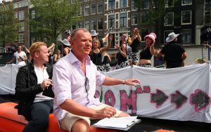 06-08-2009 SHOWBIZZ; GAY PRIDE AMSTERDAM TREKT MEER DAN 600.000 BEZOEKERS. Een giga festijn de 2009 Gay Pride in Amsterdam, duizenden bootjes, honderdduizenden bezoekers en een Sinterklaas die na het uur moest worden opgenomen met wel heel vreemde verschijnselen, en als wij de media moeten geloven na het drinken van een wodkaatje. Wij weten beter want wij waren er smorgens vroeg al bij,plaats van alle verrassingen De Westerdok haven.Toen was het nog niet heet, er waaide een heerlijk windje en de aanwezige BNers hadden er zin in, zelfs Sint Nicolaas of te wel Gordon. Menig drankje gleed naar binnen voordat de boten vertrokken richting de Prinsengracht. Als dat maar goed gaat dacht ik nog. En het ging niet goed, Sint Nicolaas werd witter dan wit en werd lieftallig verzorgd door de dames met ijsklontjes. Niks hitte beroerte of een schommelende boot, zware mijter of Sinterklaaspak van velours. Gordon droeg een wit katoenen pantalon en een katoenen hemt met inderdaad een mantel die helemaal los hing. Niks bevangen door de hitte, andere oorzaken dwongen hem tot stoppen van de Stoompoot boot. Sinterklaas werd afgevoerd in een ambulance voor verder onderzoek. Zondag avond was Gordon weer van de partij om de Gay Pride party te besluiten met een optreden. Al met al weer een zeer bewogen weekend voor vele mensen.
foto: Albert den Iseger